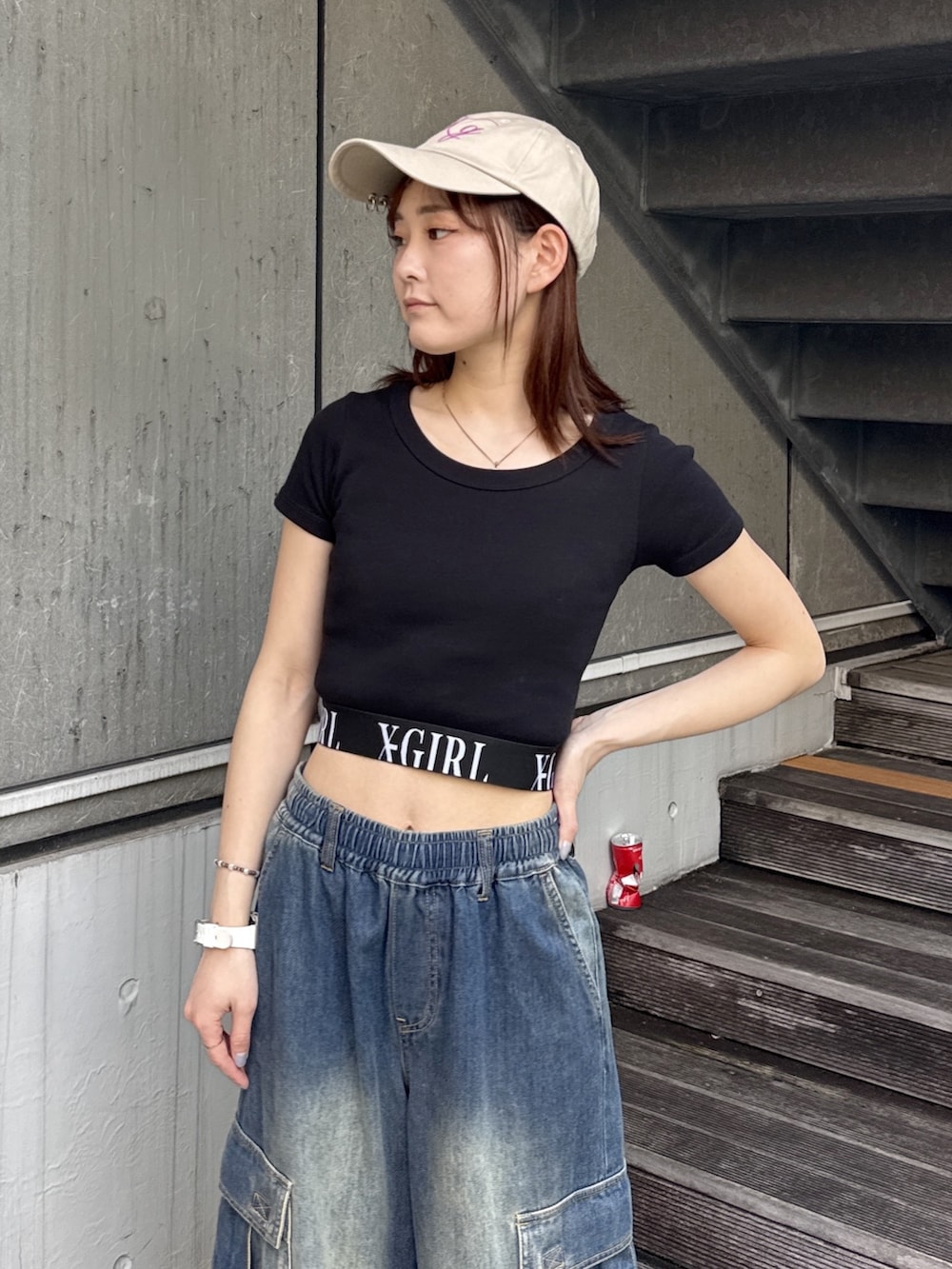 ブラック系のTシャツ/カットソー、ピンク系のシャツ/ブラウス、ブルー系のデニムパンツを着用したレディースの春コーディネートの7枚目の写真