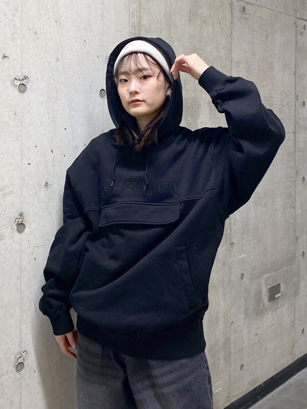 ブラック系のパーカー、ブラック系のデニムパンツ、グレー系のニットキャップ/ビーニーを着用したレディースの冬コーディネートの3枚目の写真