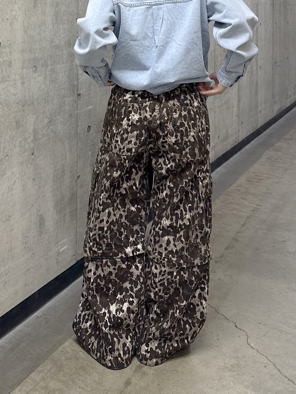 ブルー系のシャツ/ブラウス、ベージュ系のカーゴパンツ、ホワイト系のショルダーバッグを着用したレディースの春コーディネートの7枚目の写真