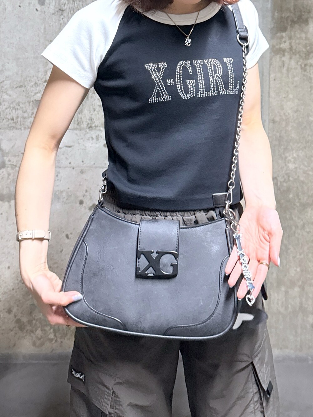 ブラック系のTシャツ/カットソー、グレー系のカーゴパンツ、ブラウン系のショルダーバッグを着用したレディースの夏コーディネートの5枚目の写真