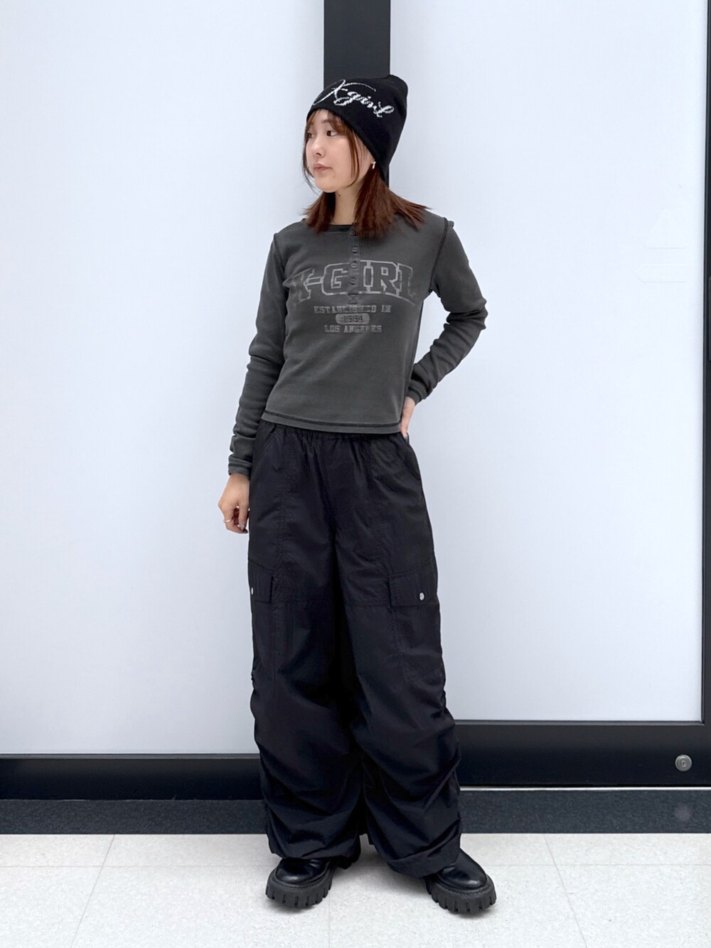 ブラック系のカーゴパンツ、ゴールド系のハンドバッグ、ブラック系のTシャツ/カットソーを着用したレディースの秋コーディネートの7枚目の写真