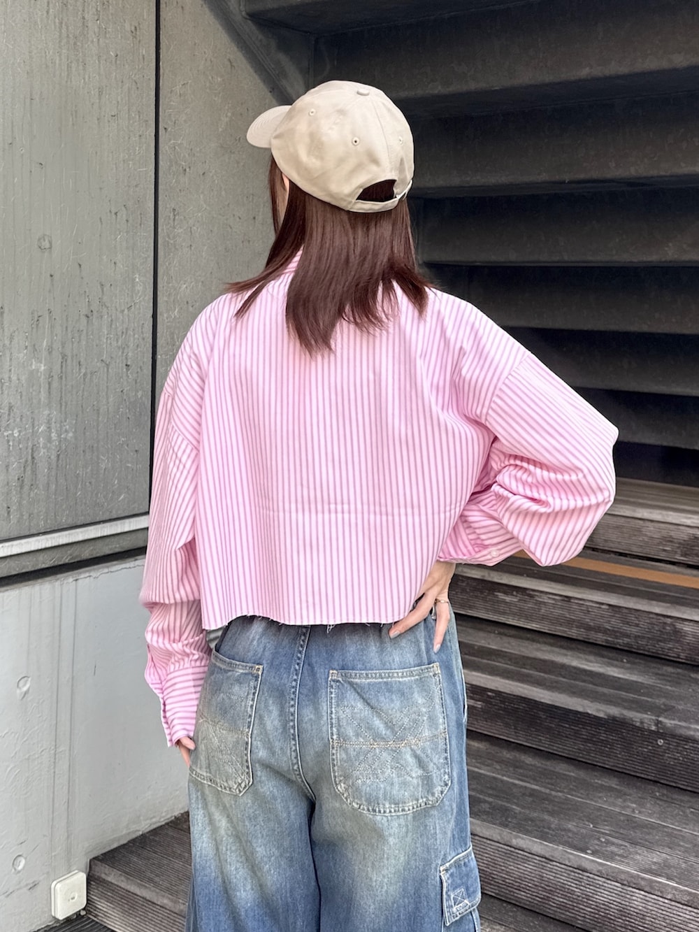 ブラック系のTシャツ/カットソー、ピンク系のシャツ/ブラウス、ブルー系のデニムパンツを着用したレディースの春コーディネートの6枚目の写真
