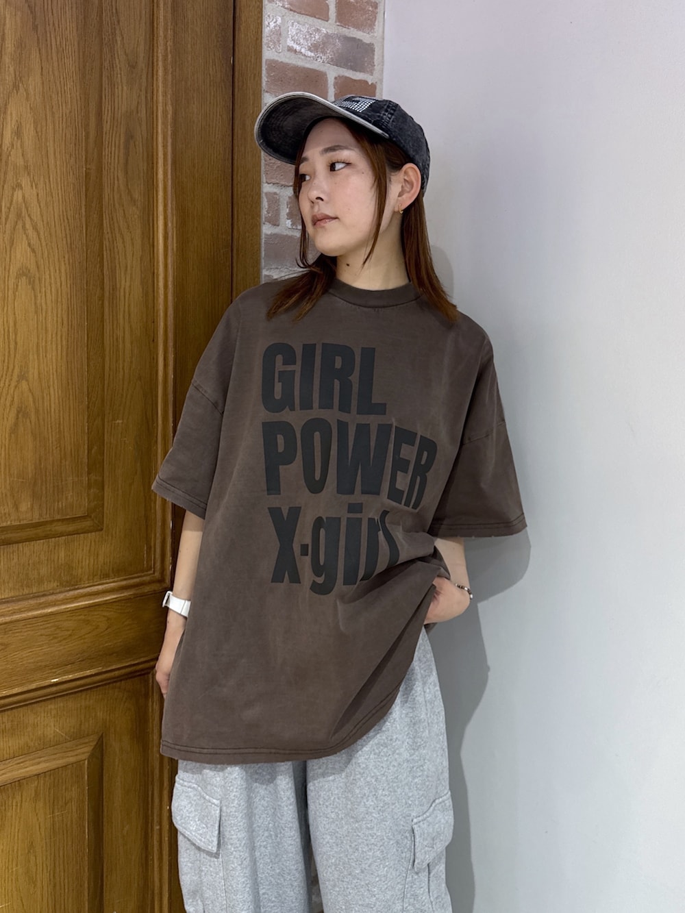 ブラウン系のワンピース、グレー系のスウェットパンツ、ブラック系のショルダーバッグを着用したレディースの夏コーディネートの4枚目の写真