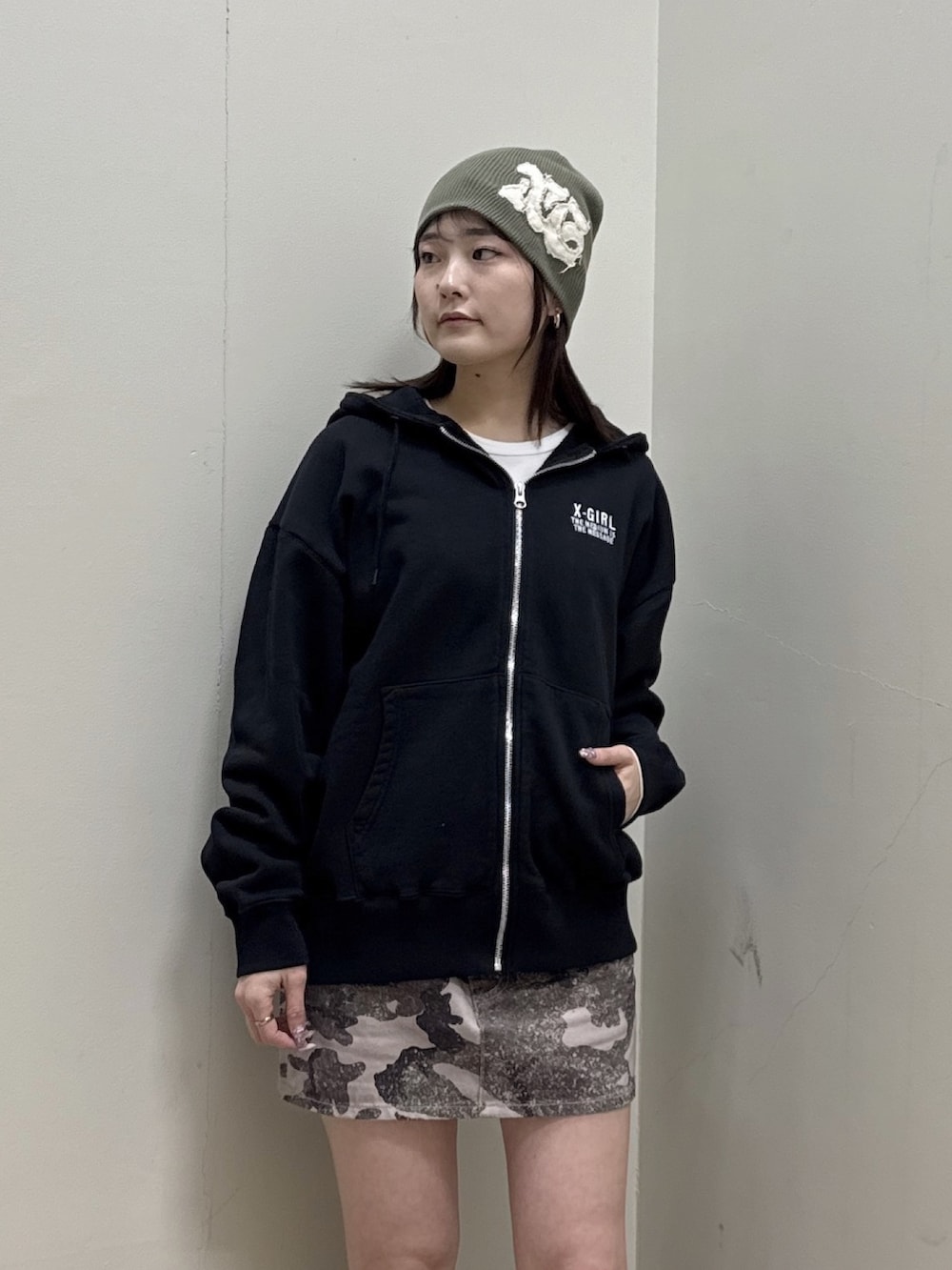 ブラック系のパーカー、その他のスカート、ピンク系のショルダーバッグを着用したレディースの冬コーディネートの4枚目の写真