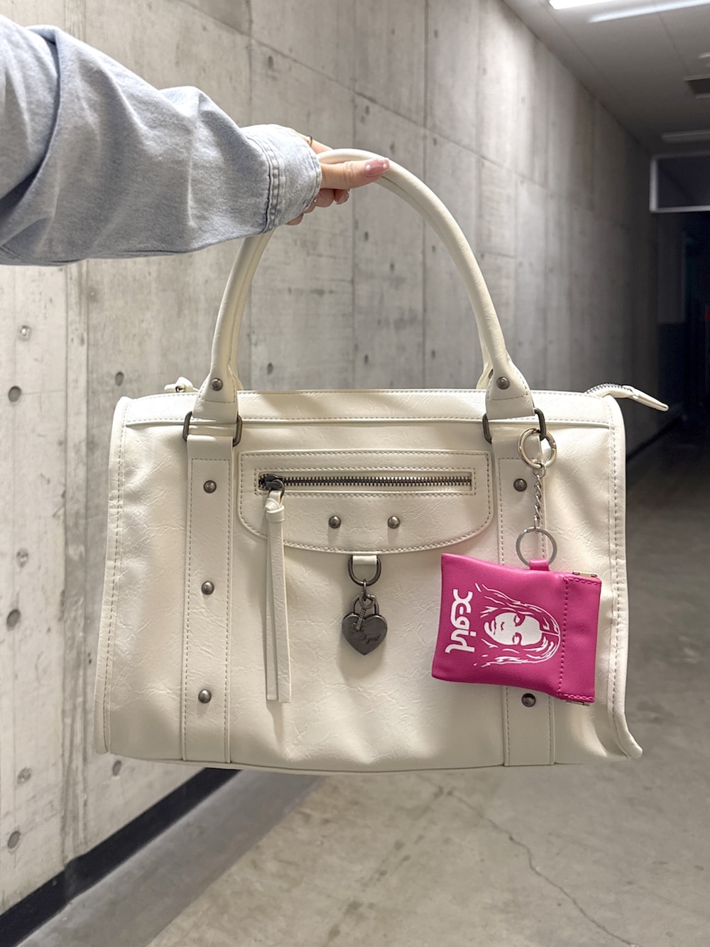 ブルー系のシャツ/ブラウス、ベージュ系のカーゴパンツ、ホワイト系のショルダーバッグを着用したレディースの春コーディネートの8枚目の写真