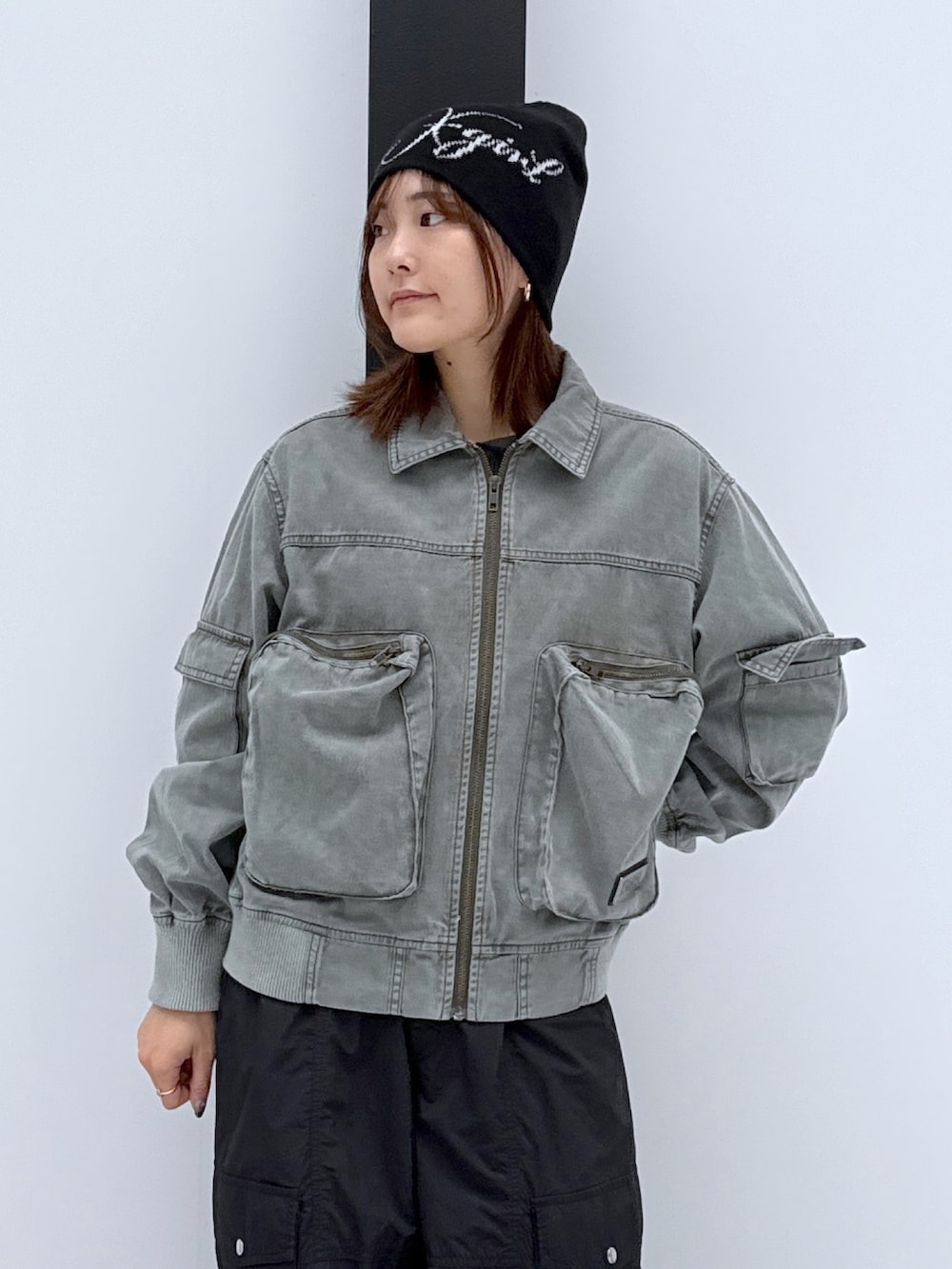 ブラック系のカーゴパンツ、ゴールド系のハンドバッグ、ブラック系のTシャツ/カットソーを着用したレディースの秋コーディネートの4枚目の写真