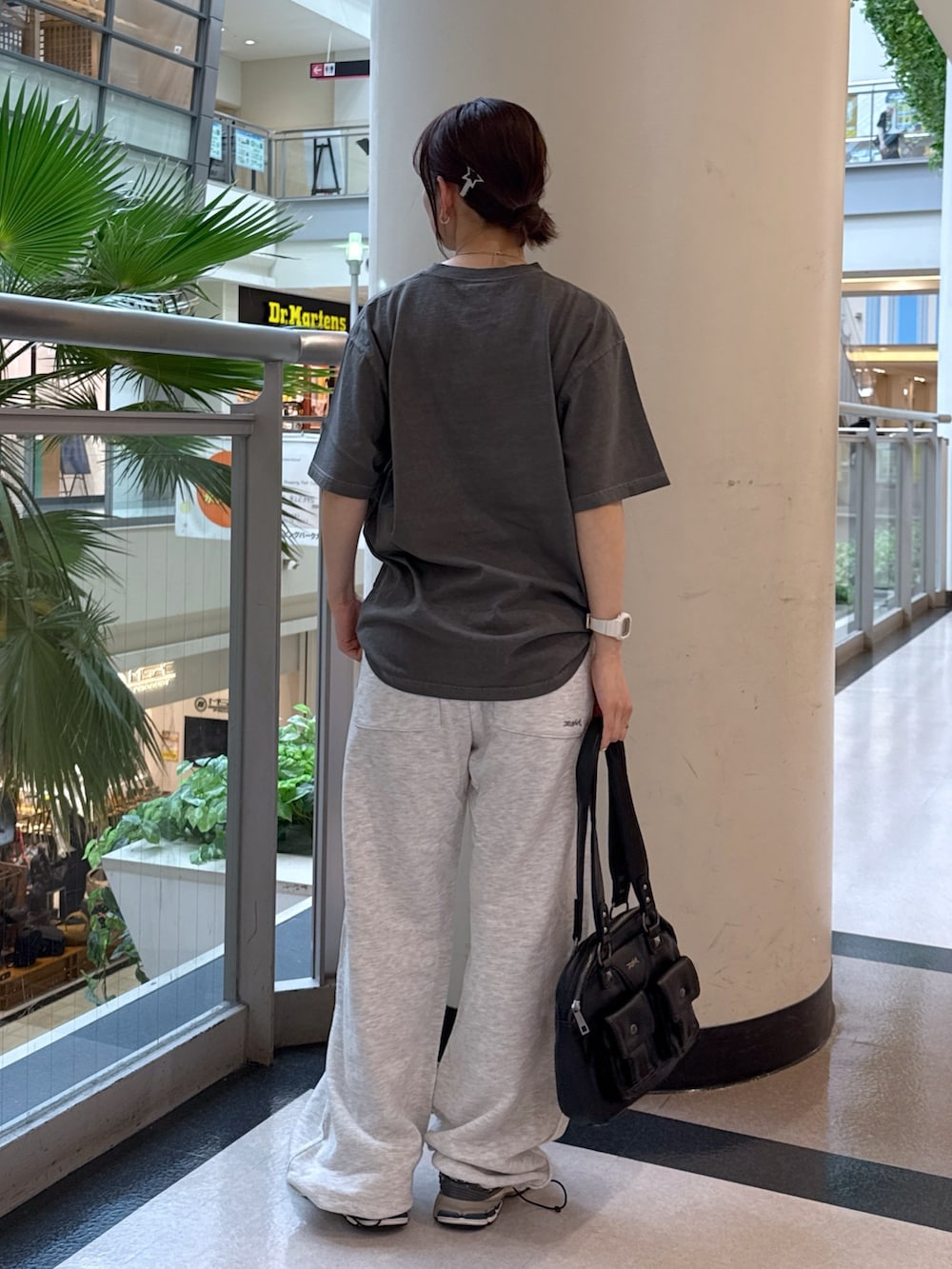 ブラック系のTシャツ/カットソー、グレー系のスウェットパンツ、ブラック系のハンドバッグを着用したレディースの夏コーディネートの2枚目の写真