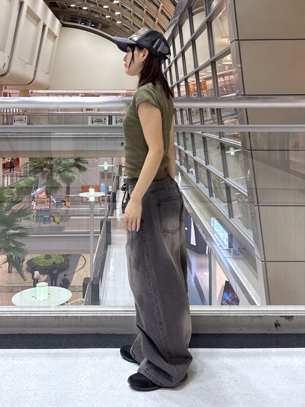 グリーン系のTシャツ/カットソー、ブラック系のショルダーバッグ、ホワイト系のシャツ/ブラウスを着用したレディースの冬コーディネートの5枚目の写真