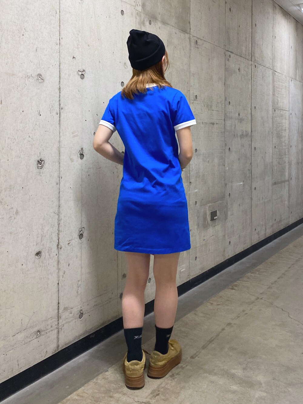 ブルー系のワンピース、ピンク系のショルダーバッグ、ブラック系のニットキャップ/ビーニーを着用したレディースの夏コーディネートの2枚目の写真