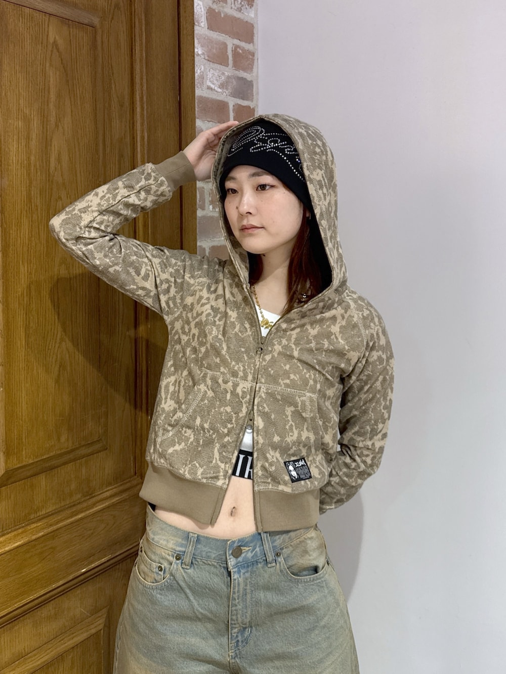 ホワイト系のTシャツ/カットソー、ベージュ系のパーカー、ブルー系のデニムパンツを着用したレディースの春コーディネートの4枚目の写真