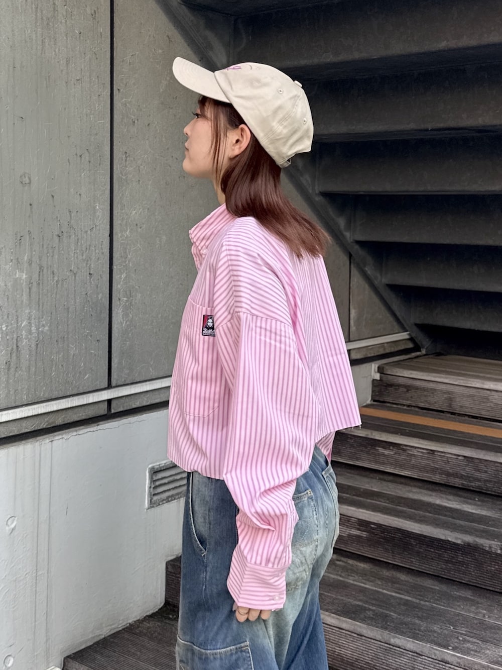 ブラック系のTシャツ/カットソー、ピンク系のシャツ/ブラウス、ブルー系のデニムパンツを着用したレディースの春コーディネートの5枚目の写真