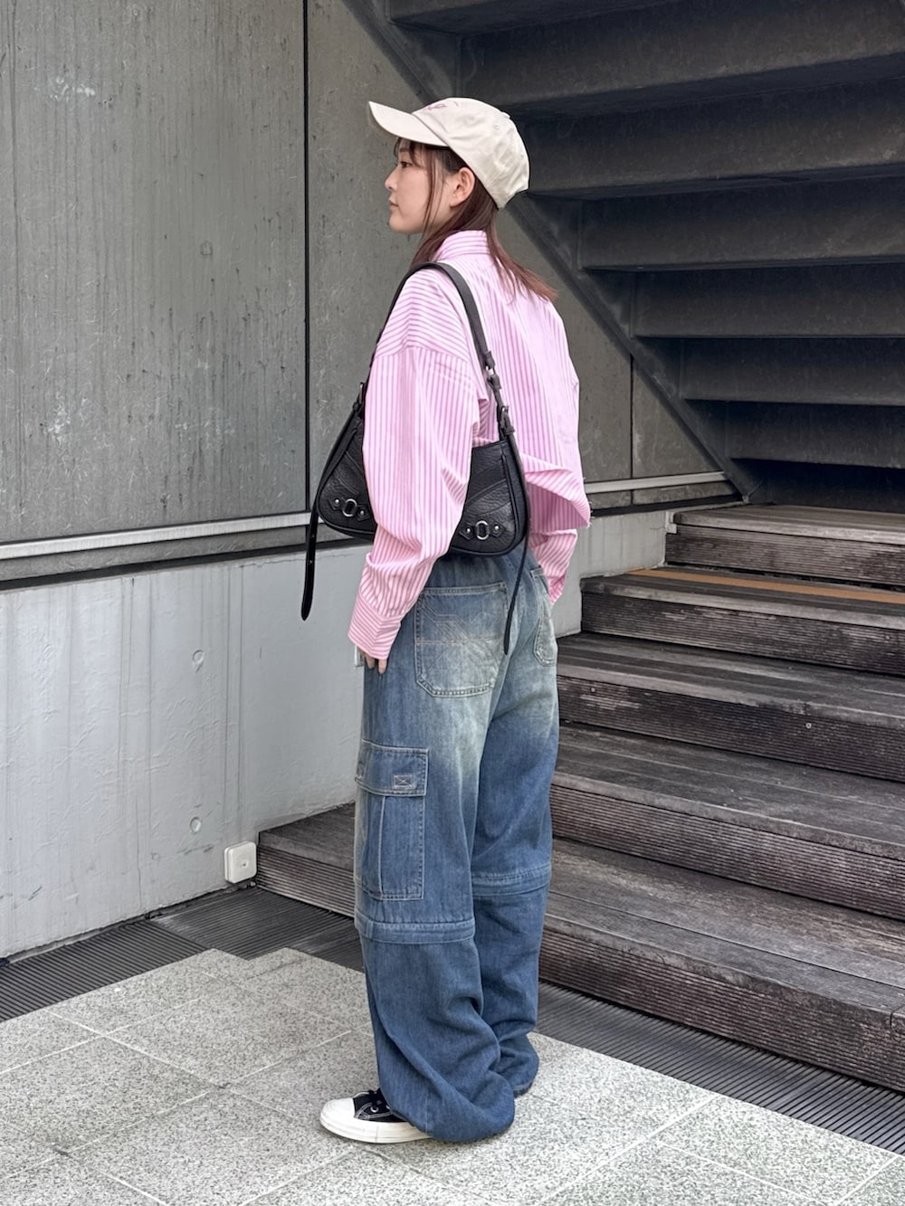 ブラック系のTシャツ/カットソー、ピンク系のシャツ/ブラウス、ブルー系のデニムパンツを着用したレディースの春コーディネートの2枚目の写真