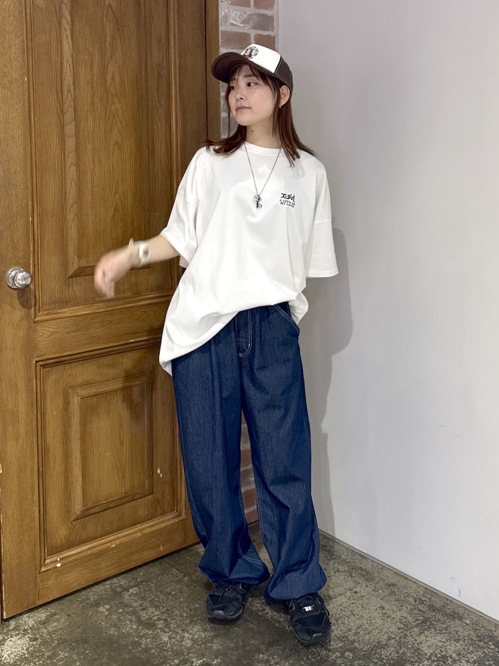 ホワイト系のワンピース、ブルー系のその他パンツ、ブラウン系のキャップを着用したレディースの夏コーディネートの2枚目の写真