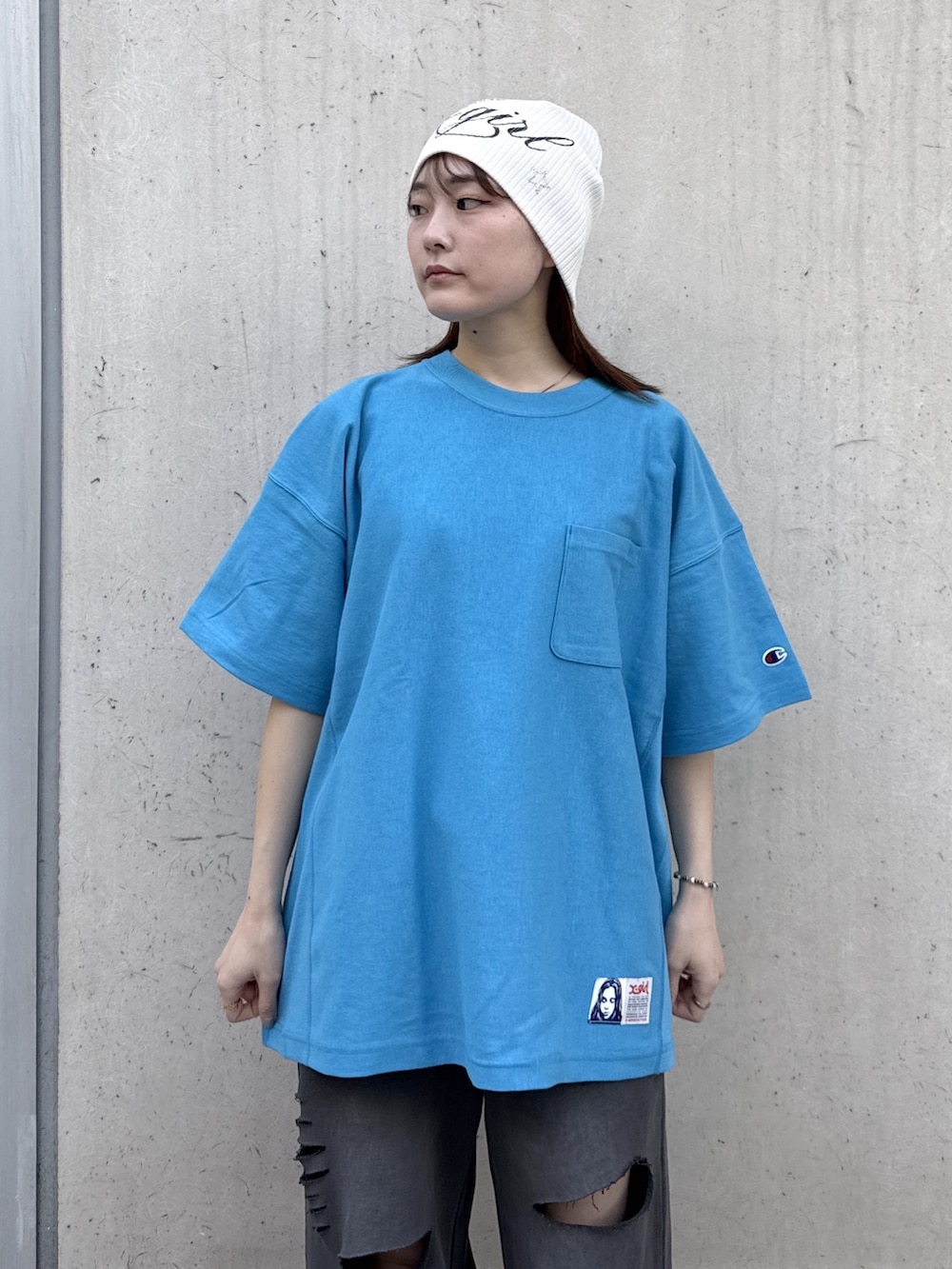ブラック系のスウェットパンツ、ブルー系のTシャツ/カットソー、ブラック系のバックパック/リュックを着用したレディースの春コーディネートの4枚目の写真