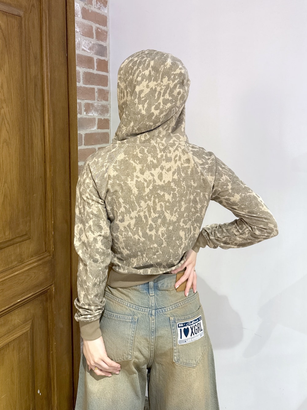 ホワイト系のTシャツ/カットソー、ベージュ系のパーカー、ブルー系のデニムパンツを着用したレディースの春コーディネートの6枚目の写真