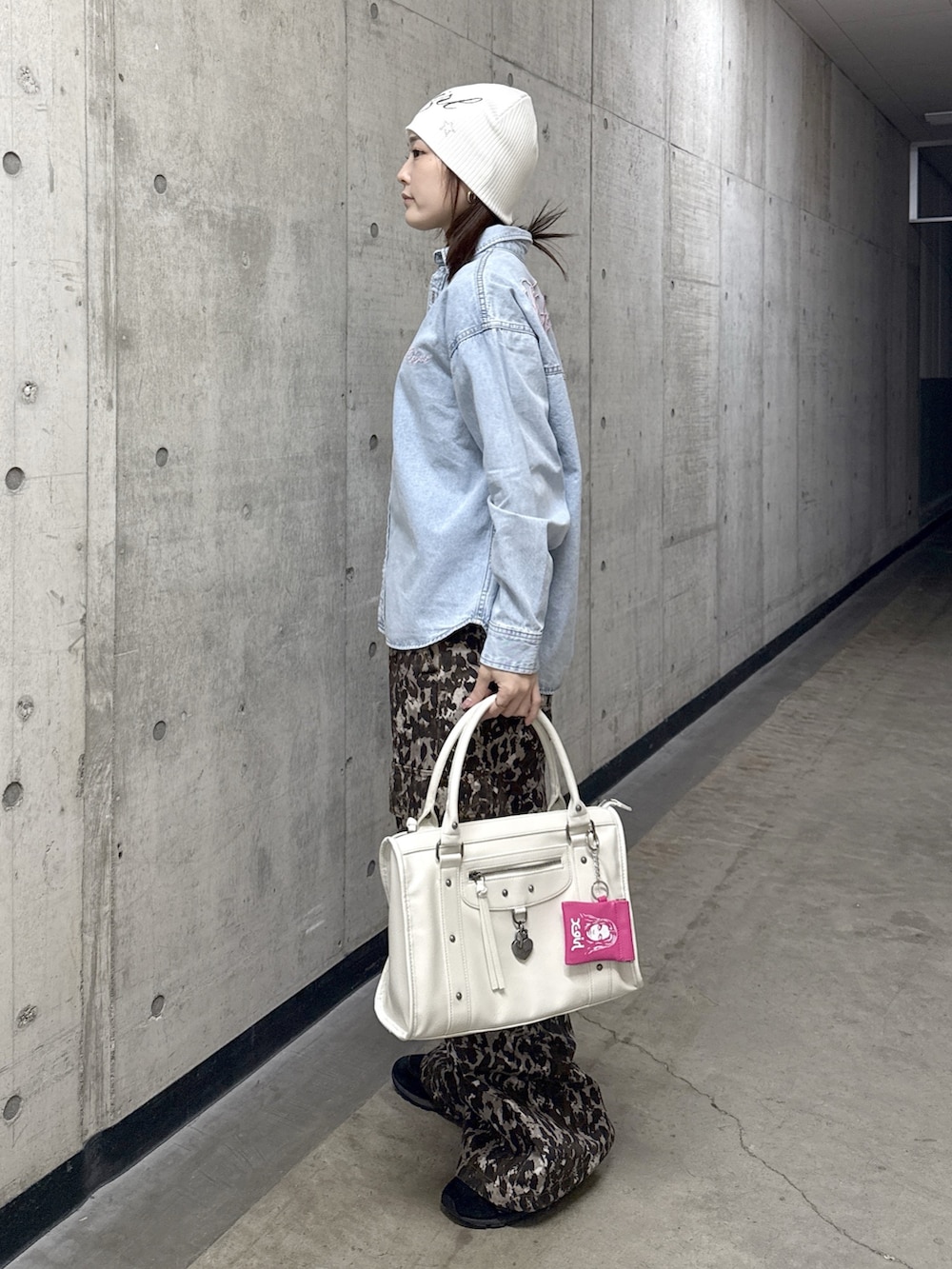 ブルー系のシャツ/ブラウス、ベージュ系のカーゴパンツ、ホワイト系のショルダーバッグを着用したレディースの春コーディネートの2枚目の写真