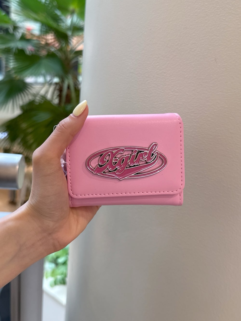 ブラック系のTシャツ/カットソー、グレー系のスウェットパンツ、ブラック系のハンドバッグを着用したレディースの夏コーディネートの5枚目の写真