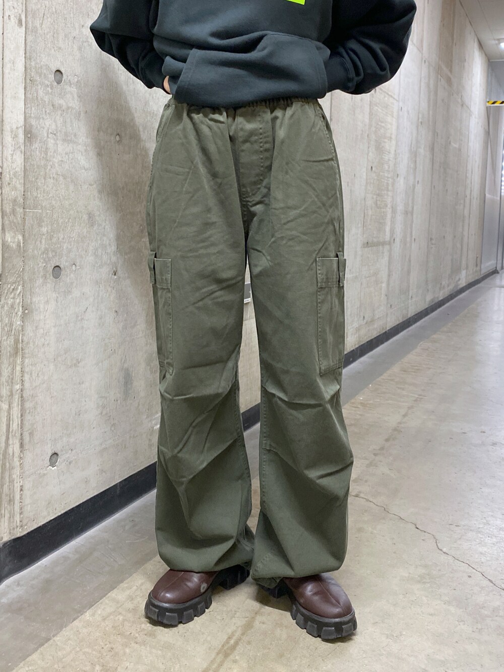 グリーン系のその他パンツ、グレー系のパーカーを着用したレディースの秋コーディネートの5枚目の写真