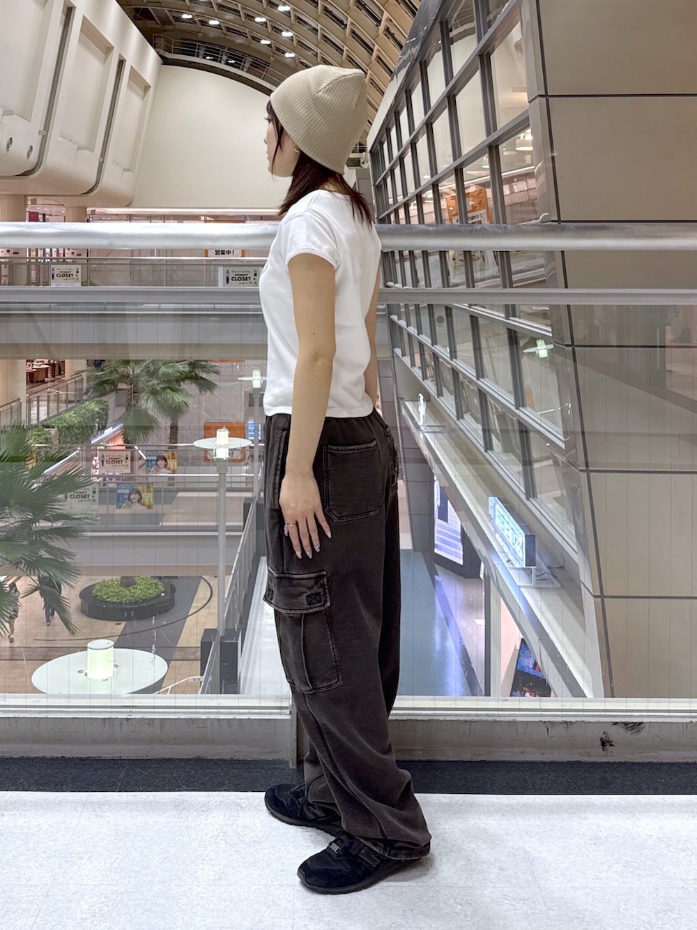 ブラック系のパーカー、ブラック系のスウェットパンツ、ホワイト系のTシャツ/カットソーを着用したレディースの冬コーディネートの5枚目の写真