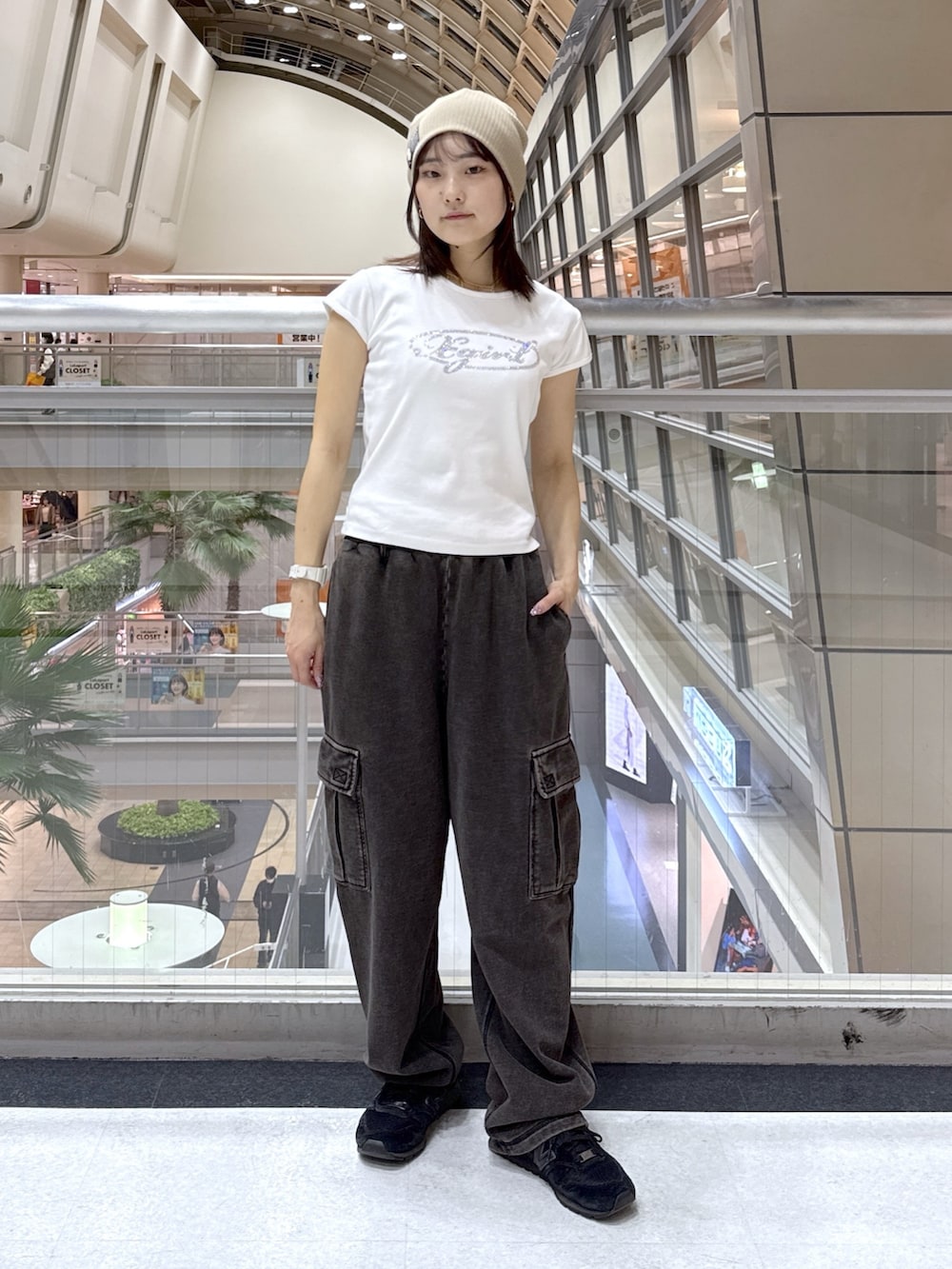 ブラック系のパーカー、ブラック系のスウェットパンツ、ホワイト系のTシャツ/カットソーを着用したレディースの冬コーディネートの4枚目の写真