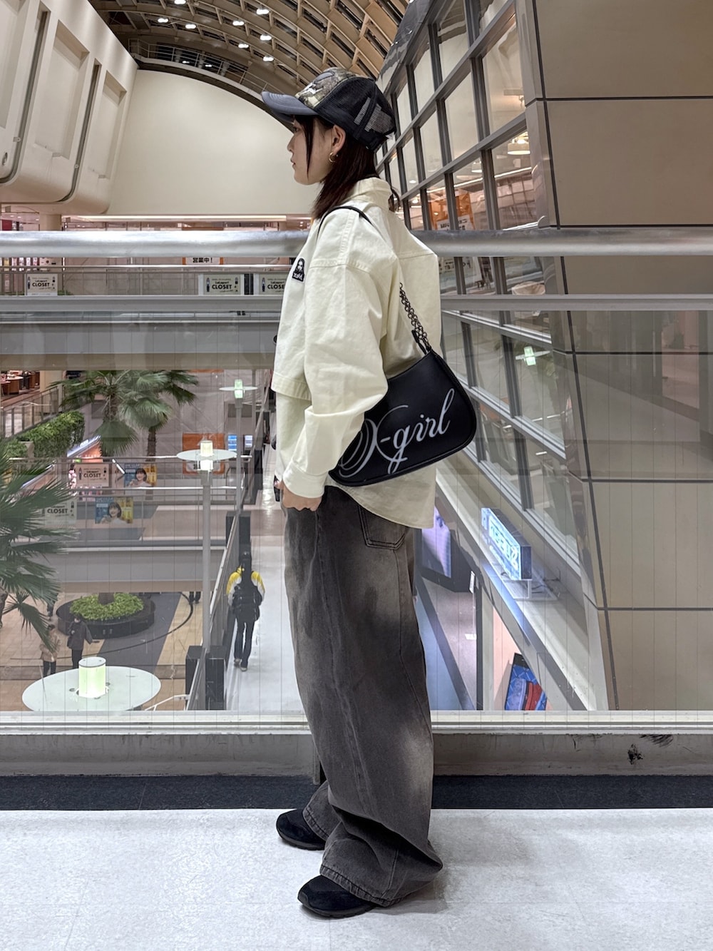 グリーン系のTシャツ/カットソー、ブラック系のショルダーバッグ、ホワイト系のシャツ/ブラウスを着用したレディースの冬コーディネートの2枚目の写真