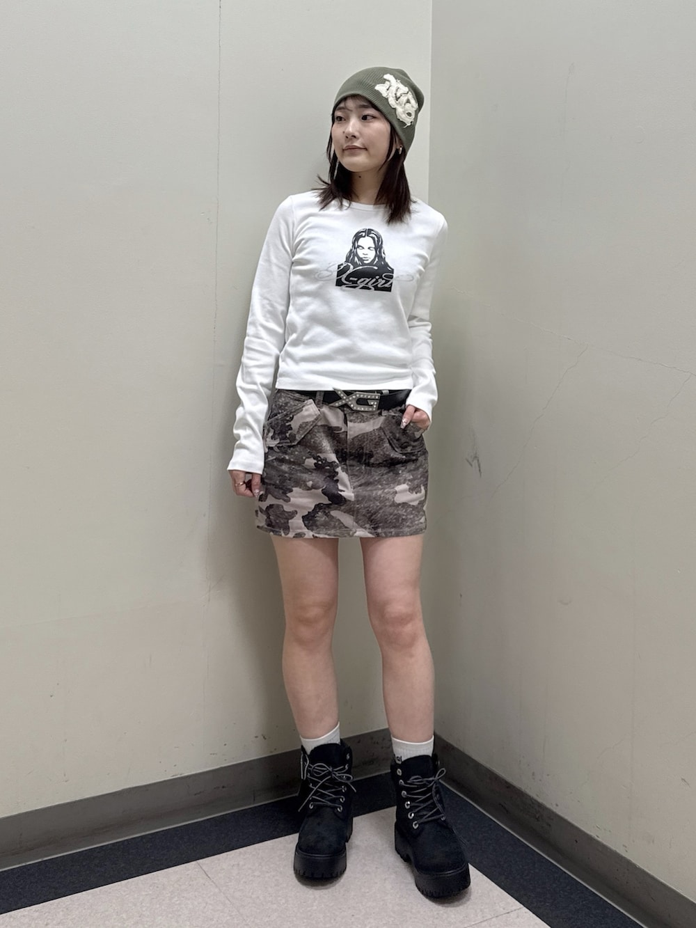 ブラック系のパーカー、その他のスカート、ピンク系のショルダーバッグを着用したレディースの冬コーディネートの6枚目の写真