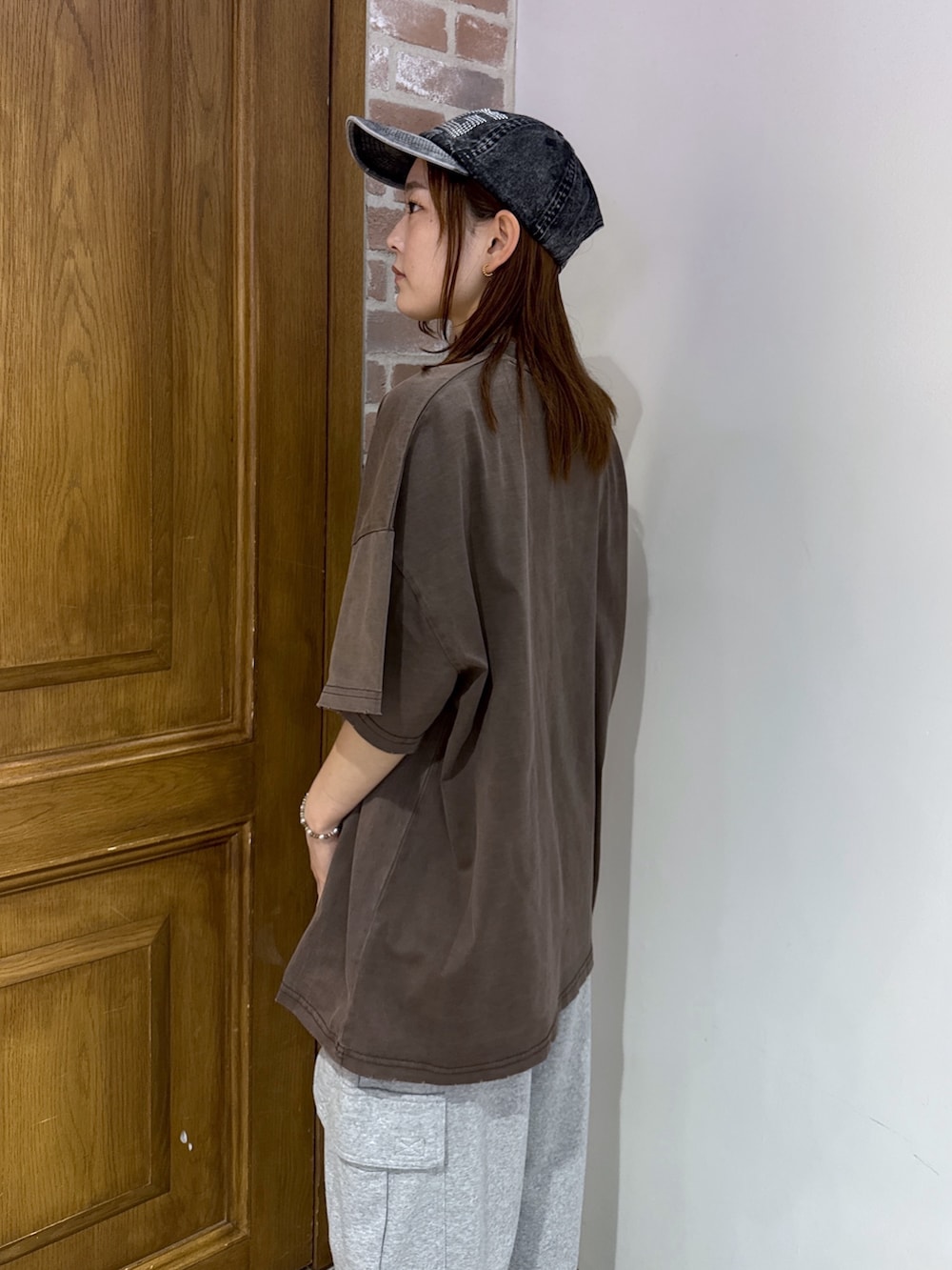 ブラウン系のワンピース、グレー系のスウェットパンツ、ブラック系のショルダーバッグを着用したレディースの夏コーディネートの5枚目の写真