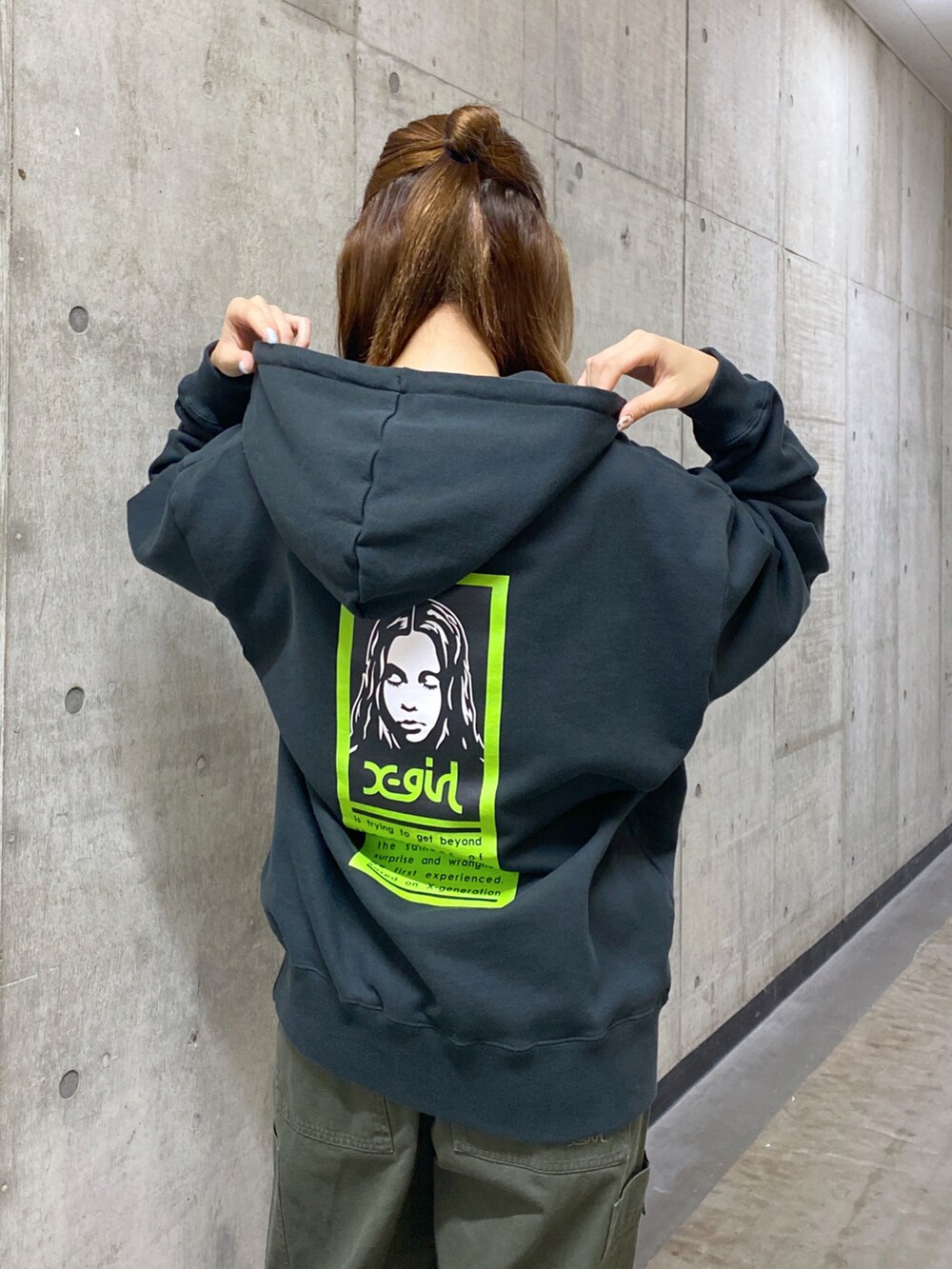 グリーン系のその他パンツ、グレー系のパーカーを着用したレディースの秋コーディネートの4枚目の写真