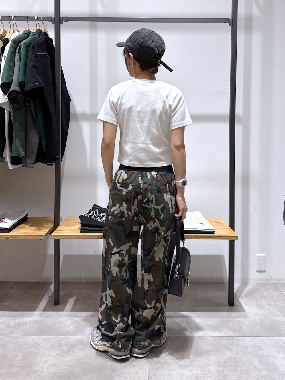 その他のその他パンツ、ホワイト系のTシャツ/カットソー、ブラック系のショルダーバッグを着用したレディースの夏コーディネートの2枚目の写真