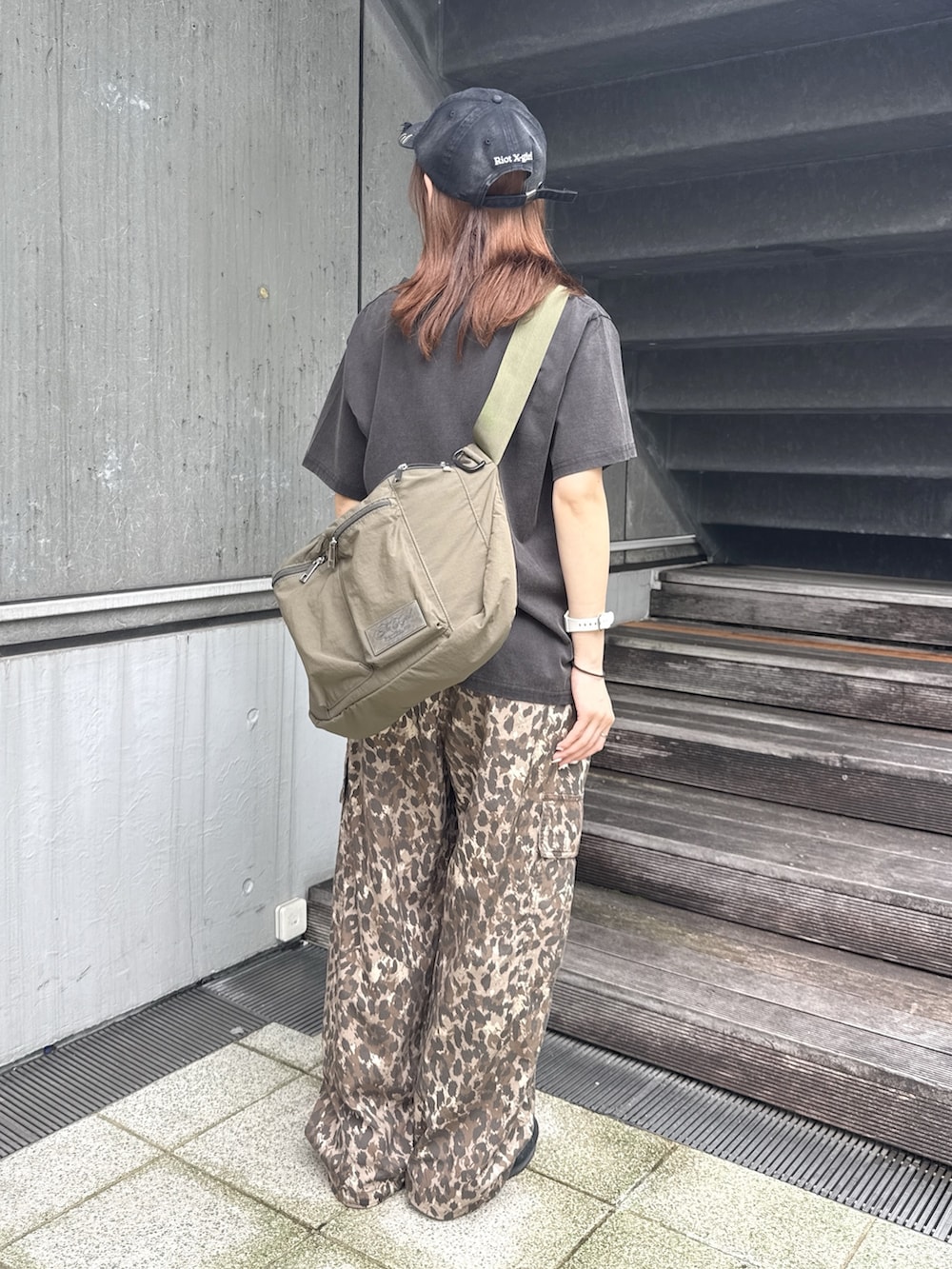 ブラック系のTシャツ/カットソー、ベージュ系のカーゴパンツ、グリーン系のショルダーバッグを着用したレディースの夏コーディネートの3枚目の写真