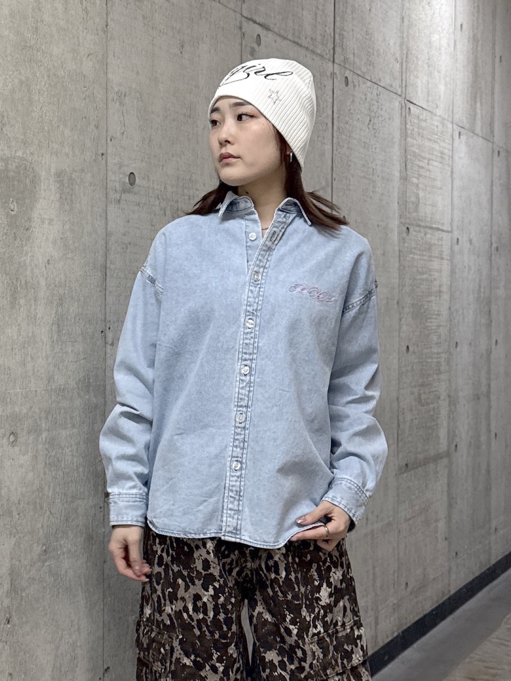 ブルー系のシャツ/ブラウス、ベージュ系のカーゴパンツ、ホワイト系のショルダーバッグを着用したレディースの春コーディネートの4枚目の写真