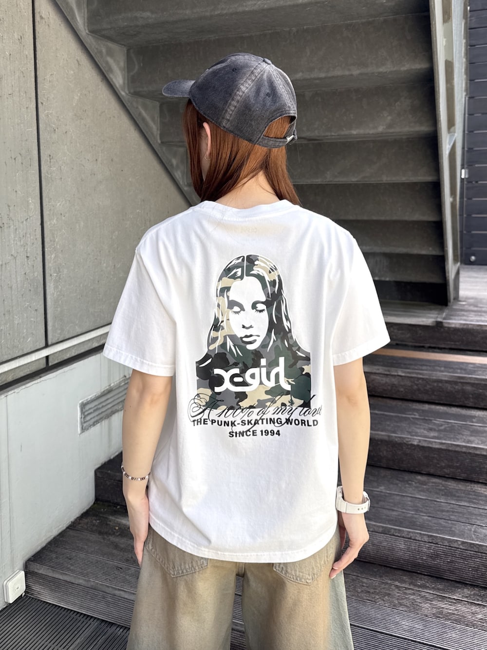 ホワイト系のTシャツ/カットソー、ブルー系のデニムパンツ、レッド系のショルダーバッグを着用したレディースの夏コーディネートの6枚目の写真