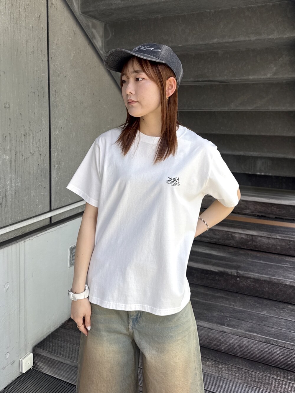 ホワイト系のTシャツ/カットソー、ブルー系のデニムパンツ、レッド系のショルダーバッグを着用したレディースの夏コーディネートの4枚目の写真