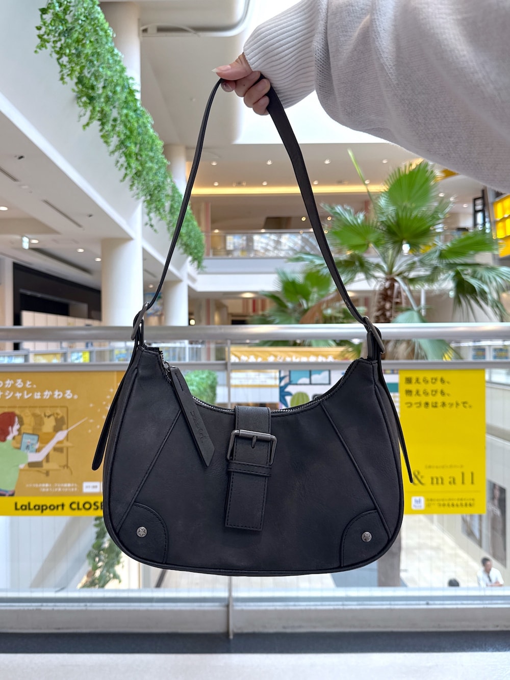 ホワイト系のニット/セーター、ブラウン系のカーゴパンツ、ブラック系のハンドバッグを着用したレディースの秋コーディネートの6枚目の写真