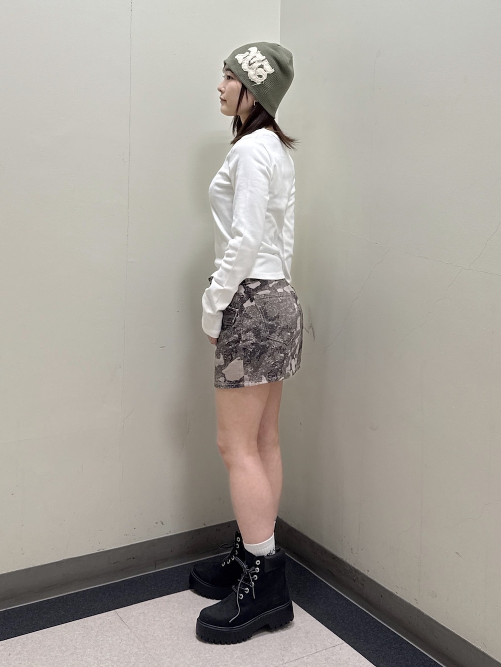 ブラック系のパーカー、その他のスカート、ピンク系のショルダーバッグを着用したレディースの冬コーディネートの7枚目の写真