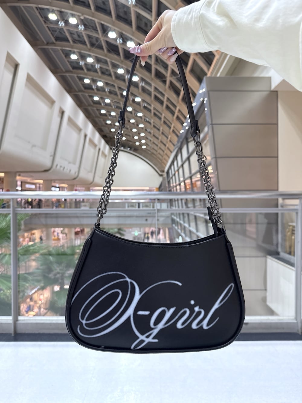 グリーン系のTシャツ/カットソー、ブラック系のショルダーバッグ、ホワイト系のシャツ/ブラウスを着用したレディースの冬コーディネートの7枚目の写真