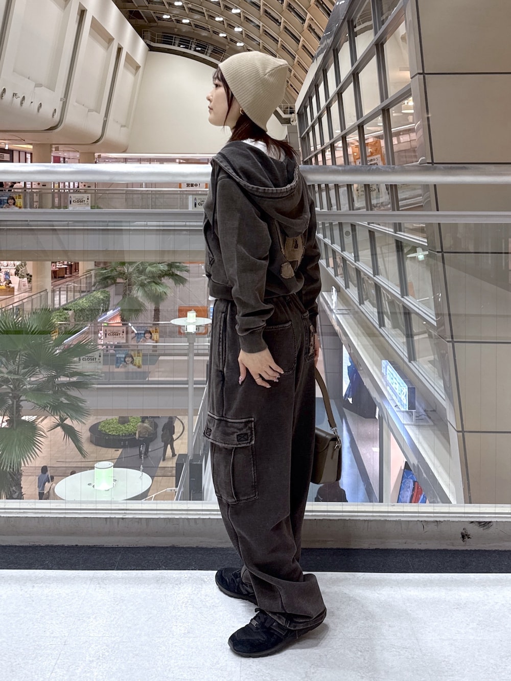 ブラック系のパーカー、ブラック系のスウェットパンツ、ホワイト系のTシャツ/カットソーを着用したレディースの冬コーディネートの2枚目の写真