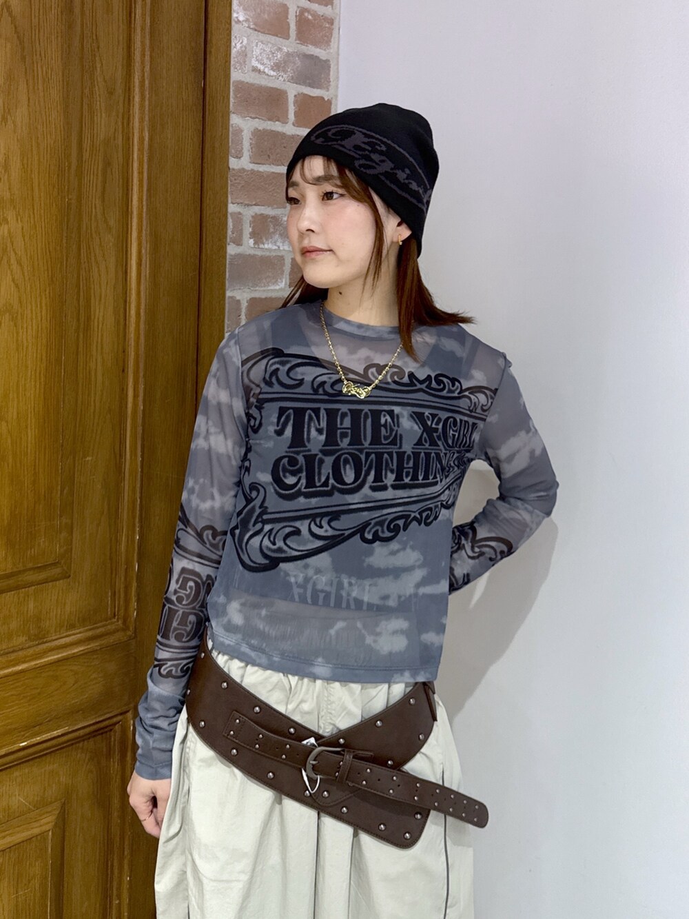 グレー系のTシャツ/カットソー、ブラック系のタンクトップ、ベージュ系のその他パンツを着用したレディースの春コーディネートの4枚目の写真