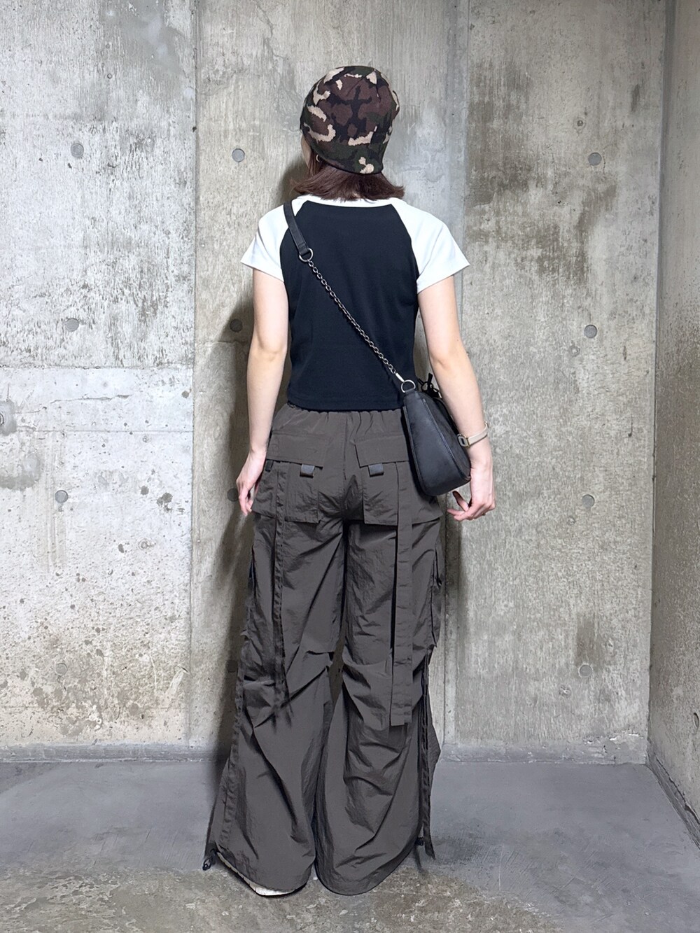 ブラック系のTシャツ/カットソー、グレー系のカーゴパンツ、ブラウン系のショルダーバッグを着用したレディースの夏コーディネートの2枚目の写真