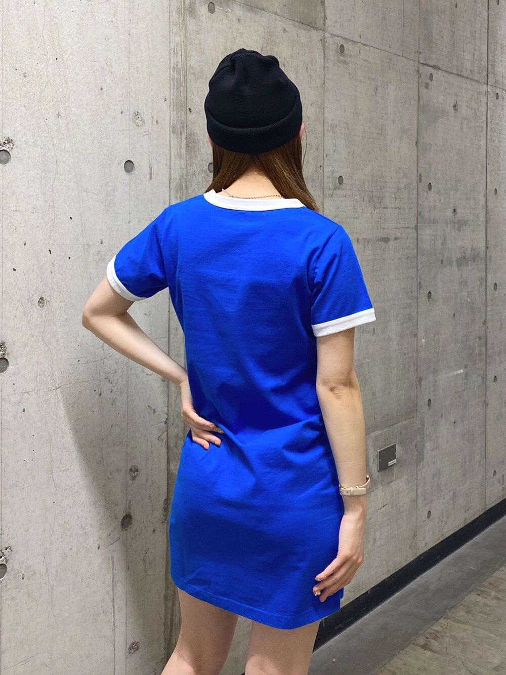 ブルー系のワンピース、ピンク系のショルダーバッグ、ブラック系のニットキャップ/ビーニーを着用したレディースの夏コーディネートの4枚目の写真
