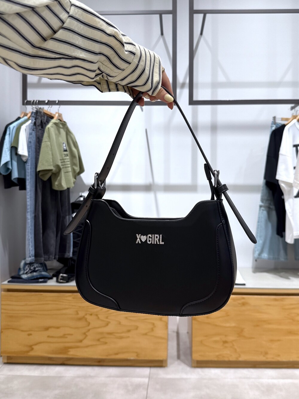 グレー系のスウェットパンツ、ブラック系のハンドバッグ、ホワイト系のシャツ/ブラウスを着用したレディースの夏コーディネートの5枚目の写真