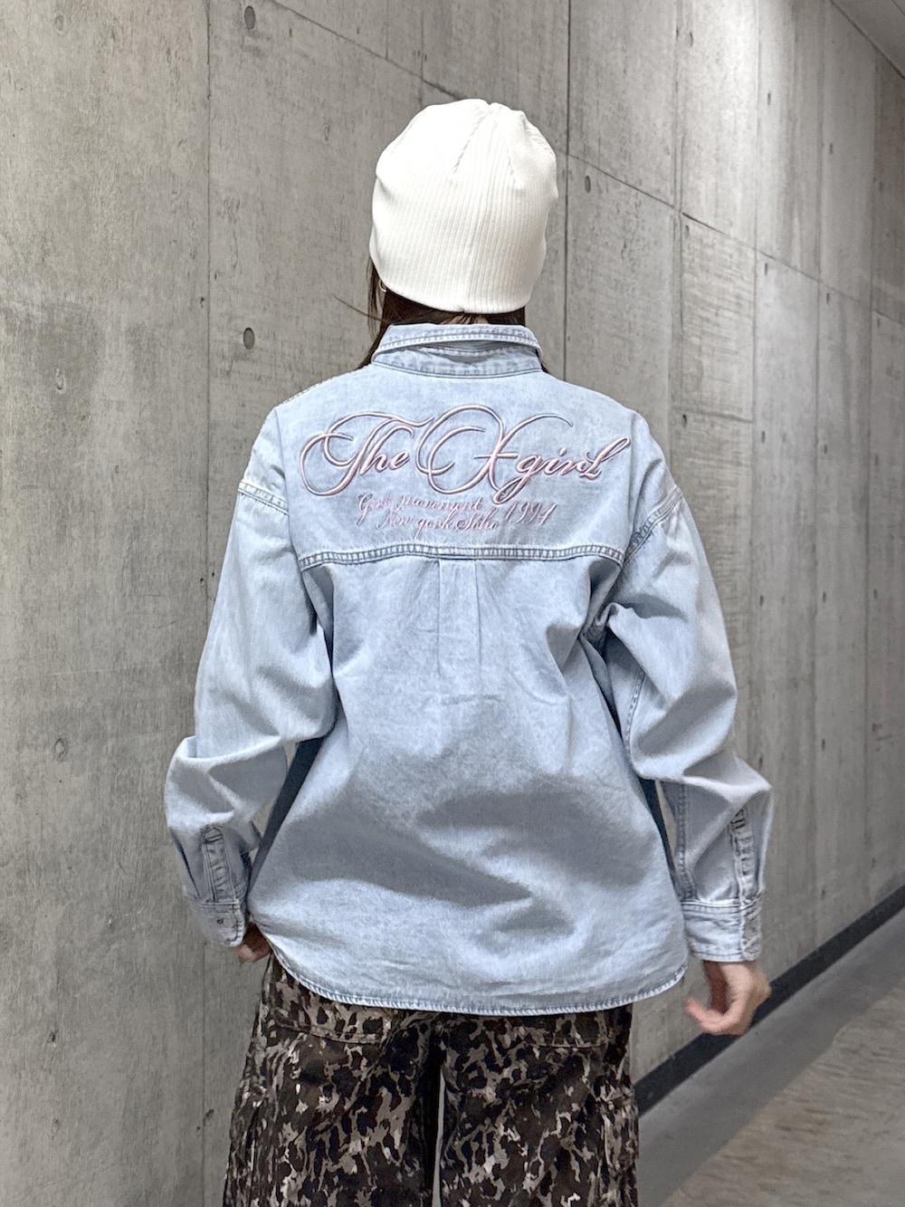 ブルー系のシャツ/ブラウス、ベージュ系のカーゴパンツ、ホワイト系のショルダーバッグを着用したレディースの春コーディネートの5枚目の写真