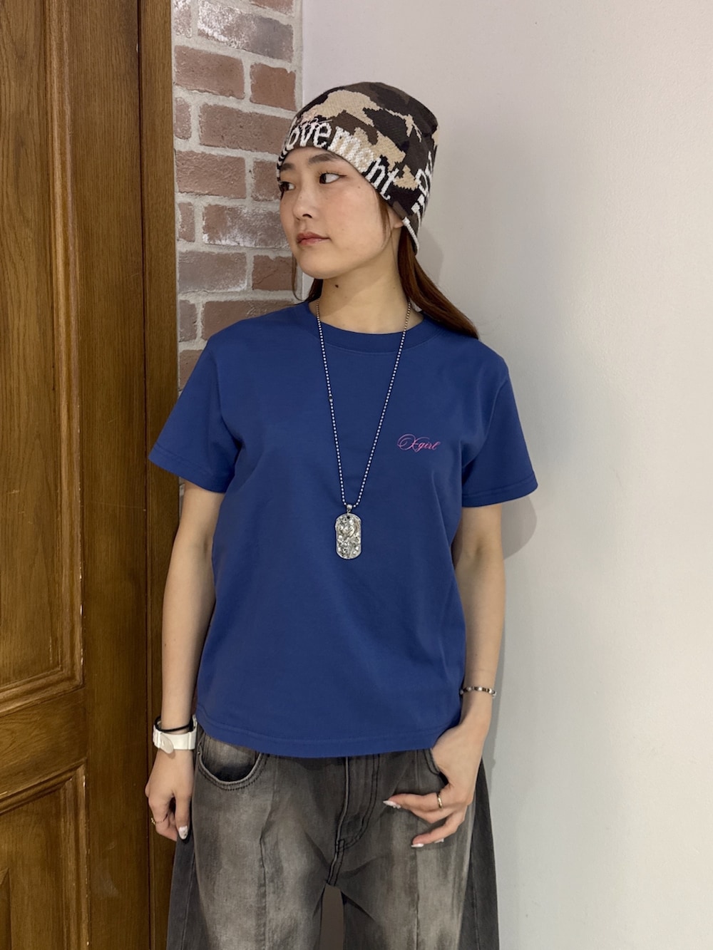 ブルー系のTシャツ/カットソー、ブラック系のデニムパンツ、その他のニットキャップ/ビーニーを着用したレディースの夏コーディネートの4枚目の写真