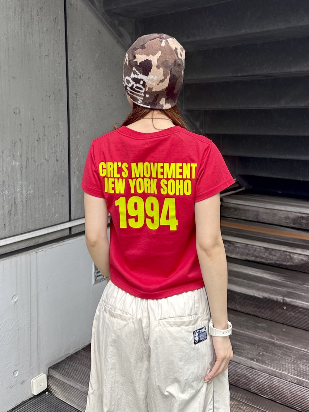 レッド系のTシャツ/カットソー、ベージュ系のその他パンツ、その他のニットキャップ/ビーニーを着用したレディースの夏コーディネートの6枚目の写真