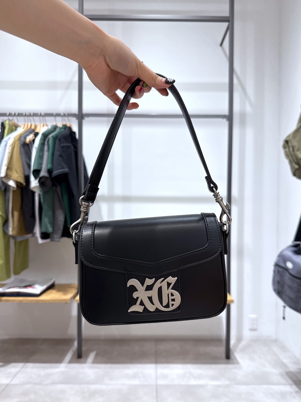 その他のその他パンツ、ホワイト系のTシャツ/カットソー、ブラック系のショルダーバッグを着用したレディースの夏コーディネートの5枚目の写真