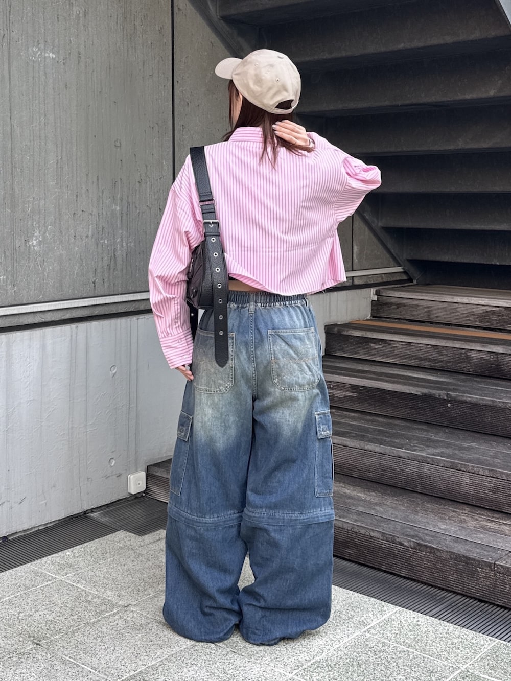 ブラック系のTシャツ/カットソー、ピンク系のシャツ/ブラウス、ブルー系のデニムパンツを着用したレディースの春コーディネートの3枚目の写真