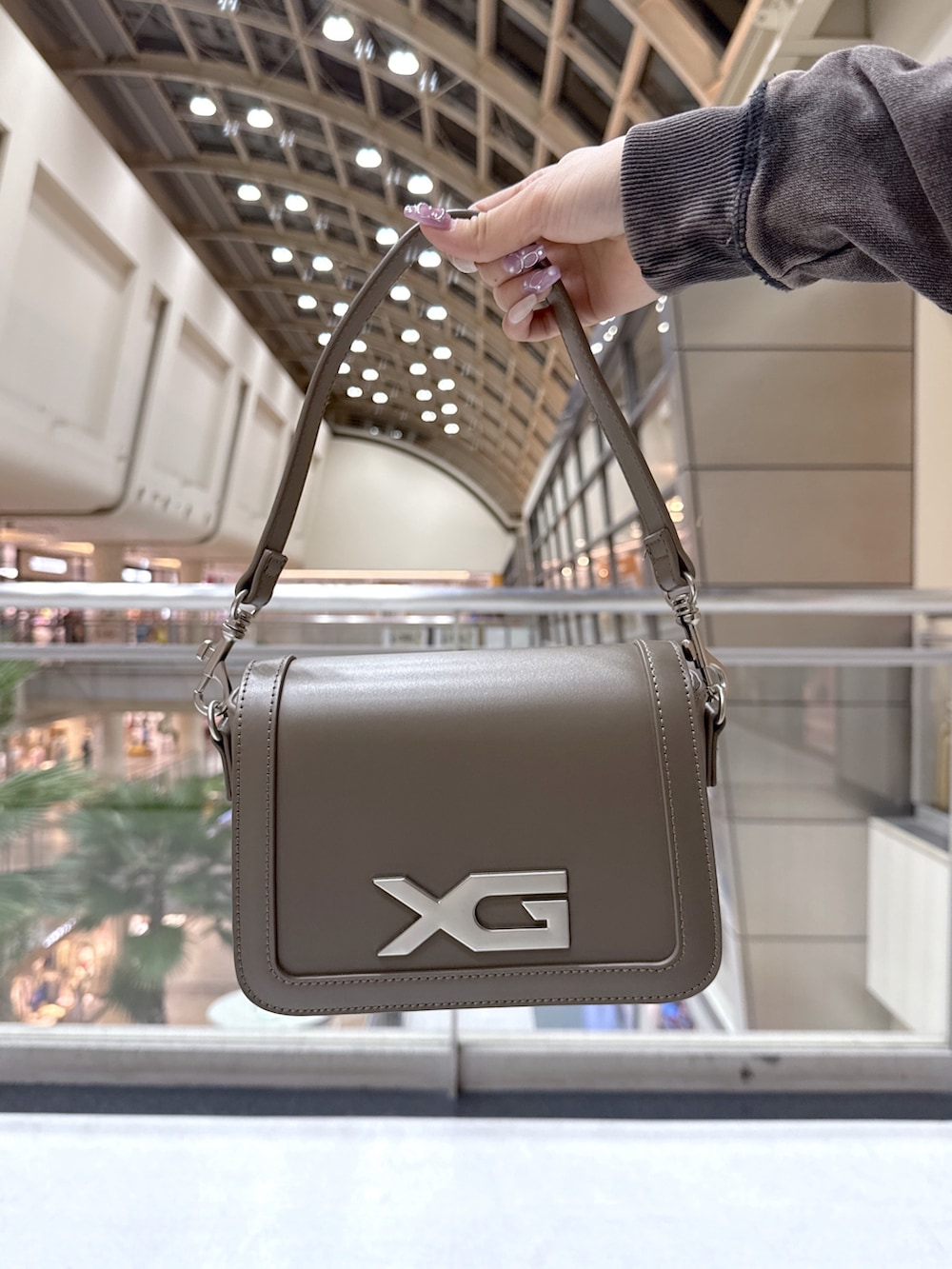 ブラック系のパーカー、ブラック系のスウェットパンツ、ホワイト系のTシャツ/カットソーを着用したレディースの冬コーディネートの7枚目の写真