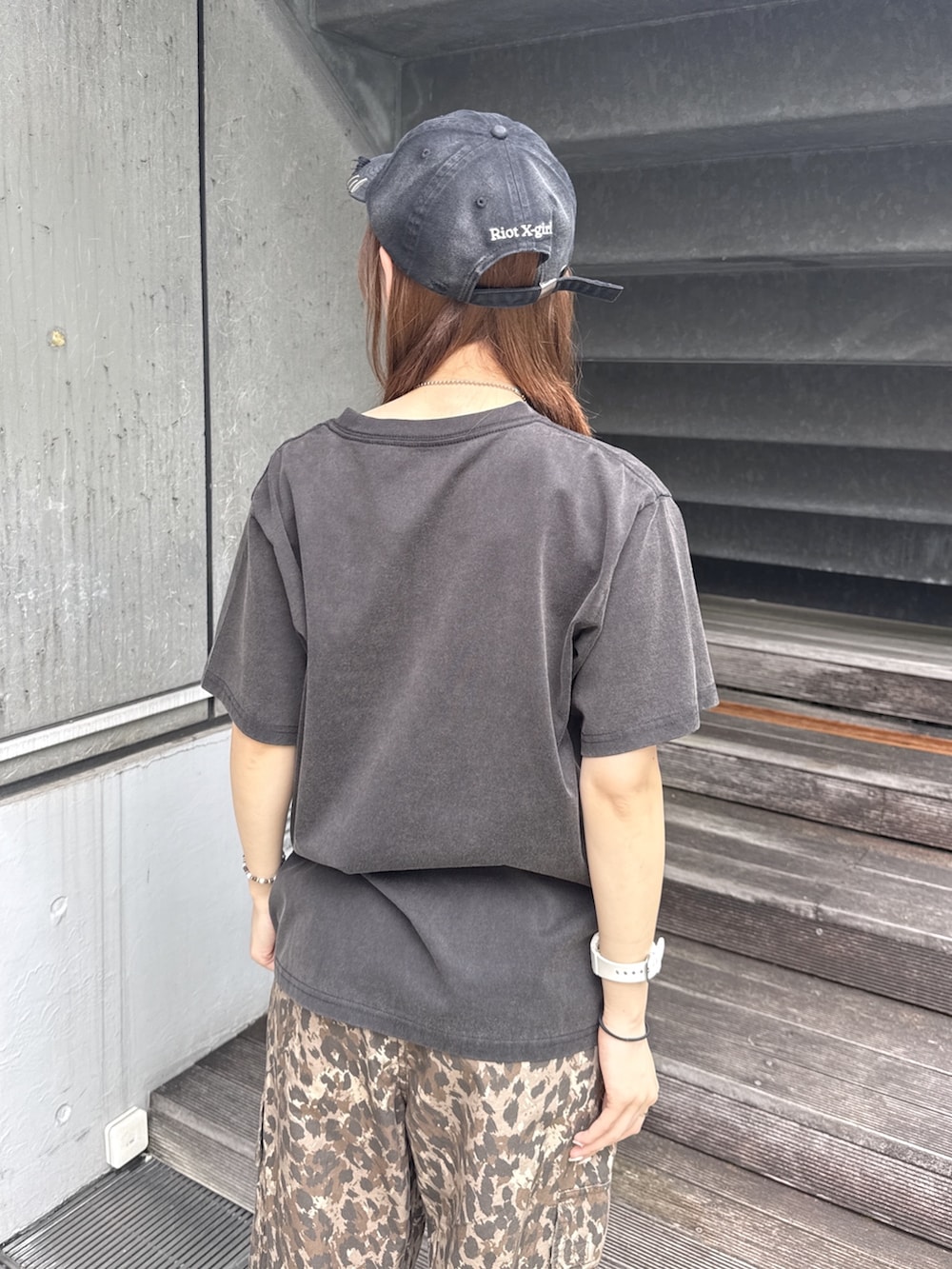 ブラック系のTシャツ/カットソー、ベージュ系のカーゴパンツ、グリーン系のショルダーバッグを着用したレディースの夏コーディネートの6枚目の写真