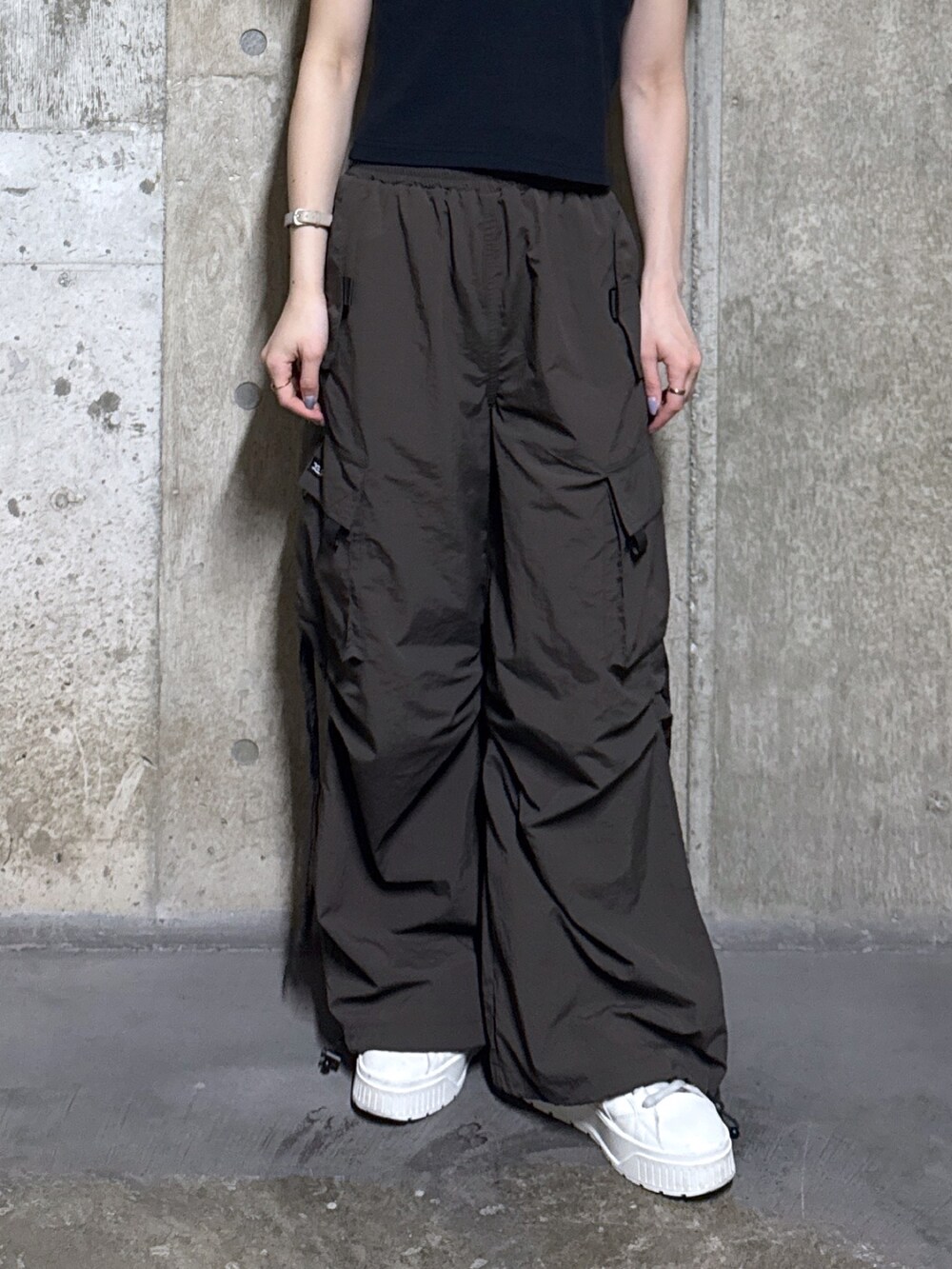 ブラック系のTシャツ/カットソー、グレー系のカーゴパンツ、ブラウン系のショルダーバッグを着用したレディースの夏コーディネートの4枚目の写真