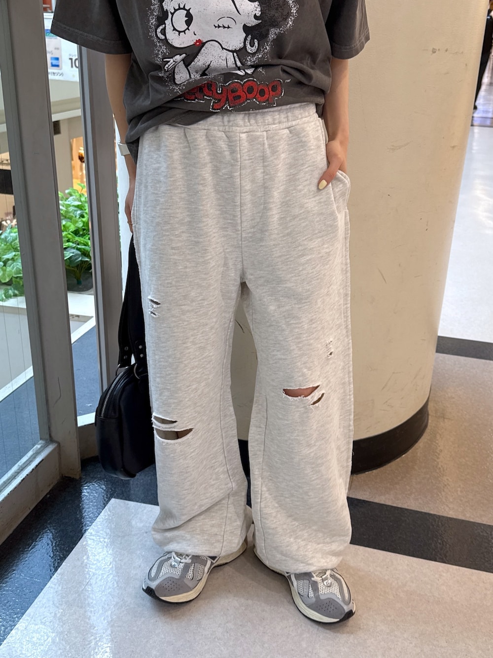 ブラック系のTシャツ/カットソー、グレー系のスウェットパンツ、ブラック系のハンドバッグを着用したレディースの夏コーディネートの4枚目の写真